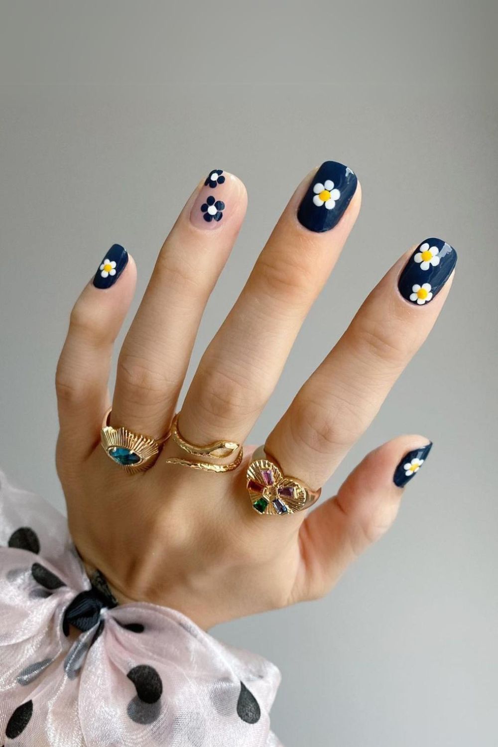 Navy blue nails with daisies