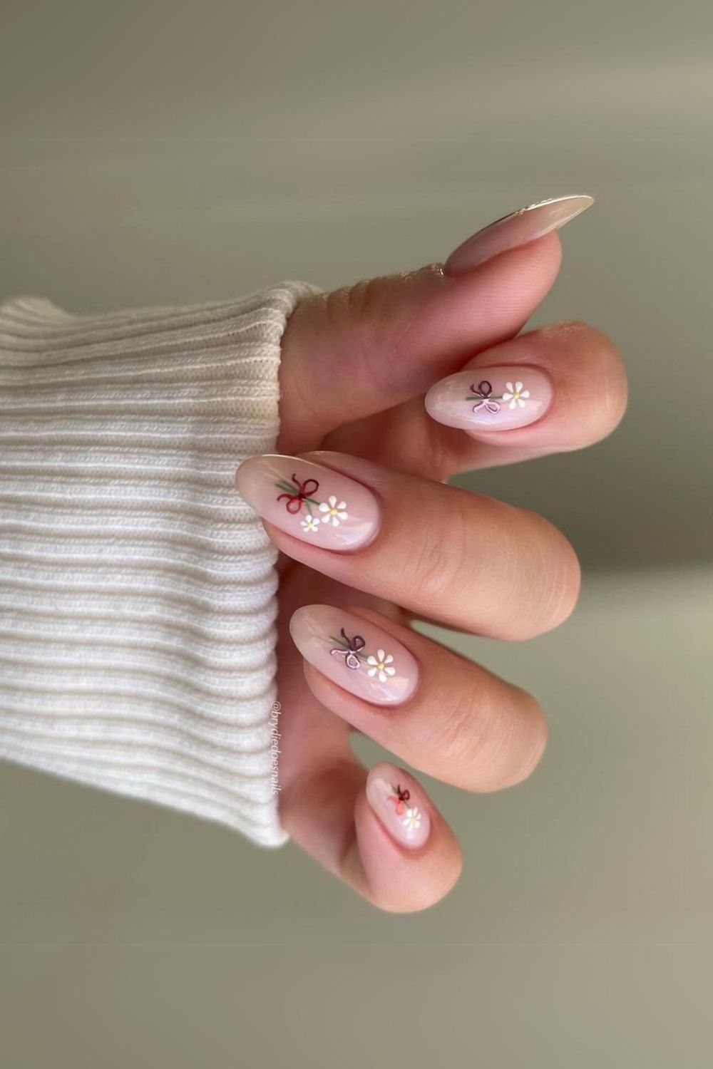 Nude nails with daisy bouquets and bows