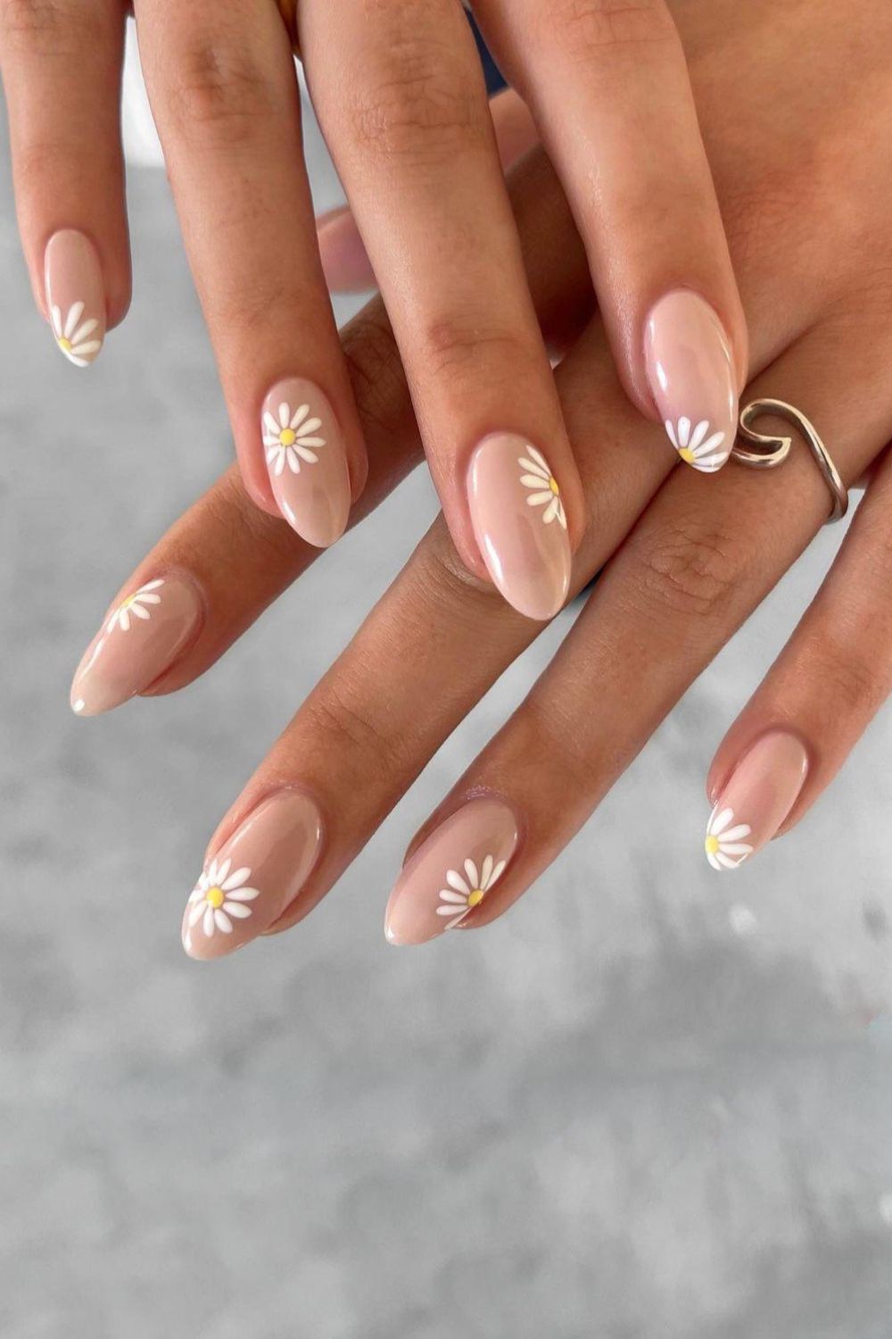 Nude nails with daisy flowers