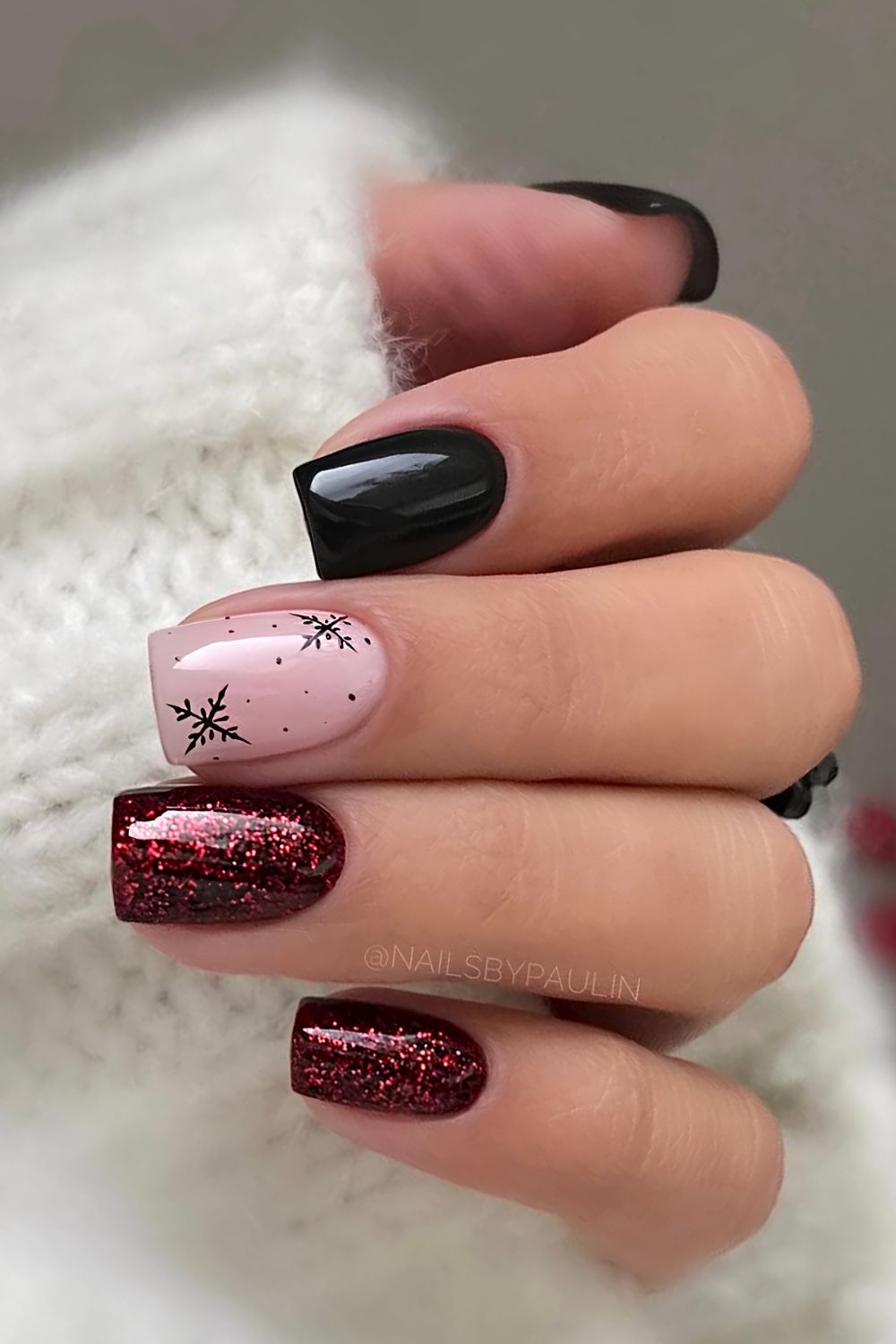 Red and black Christmas mani with glitter and snwoflakes