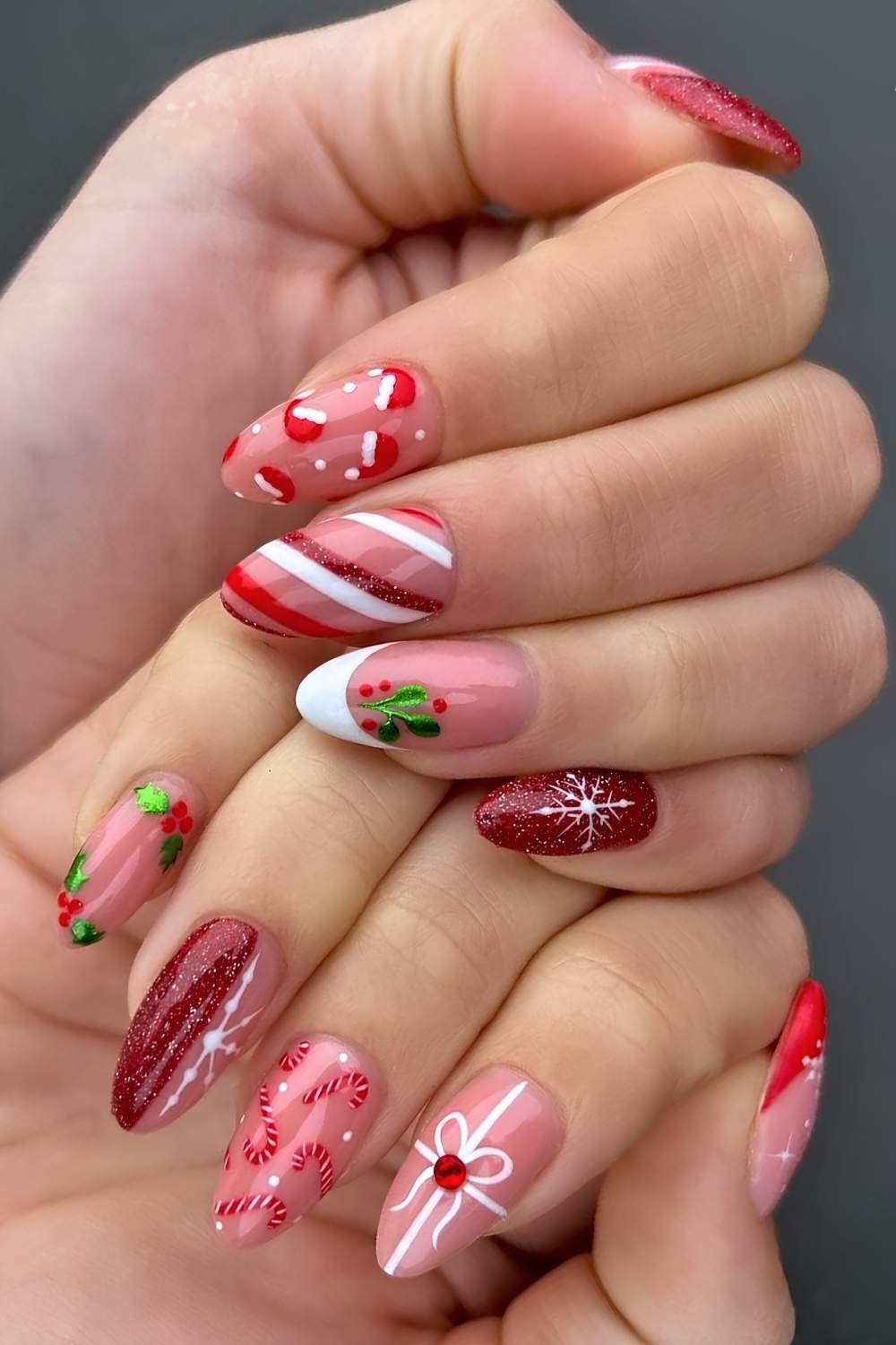 Red and green manicure with micro Christmas motifs
