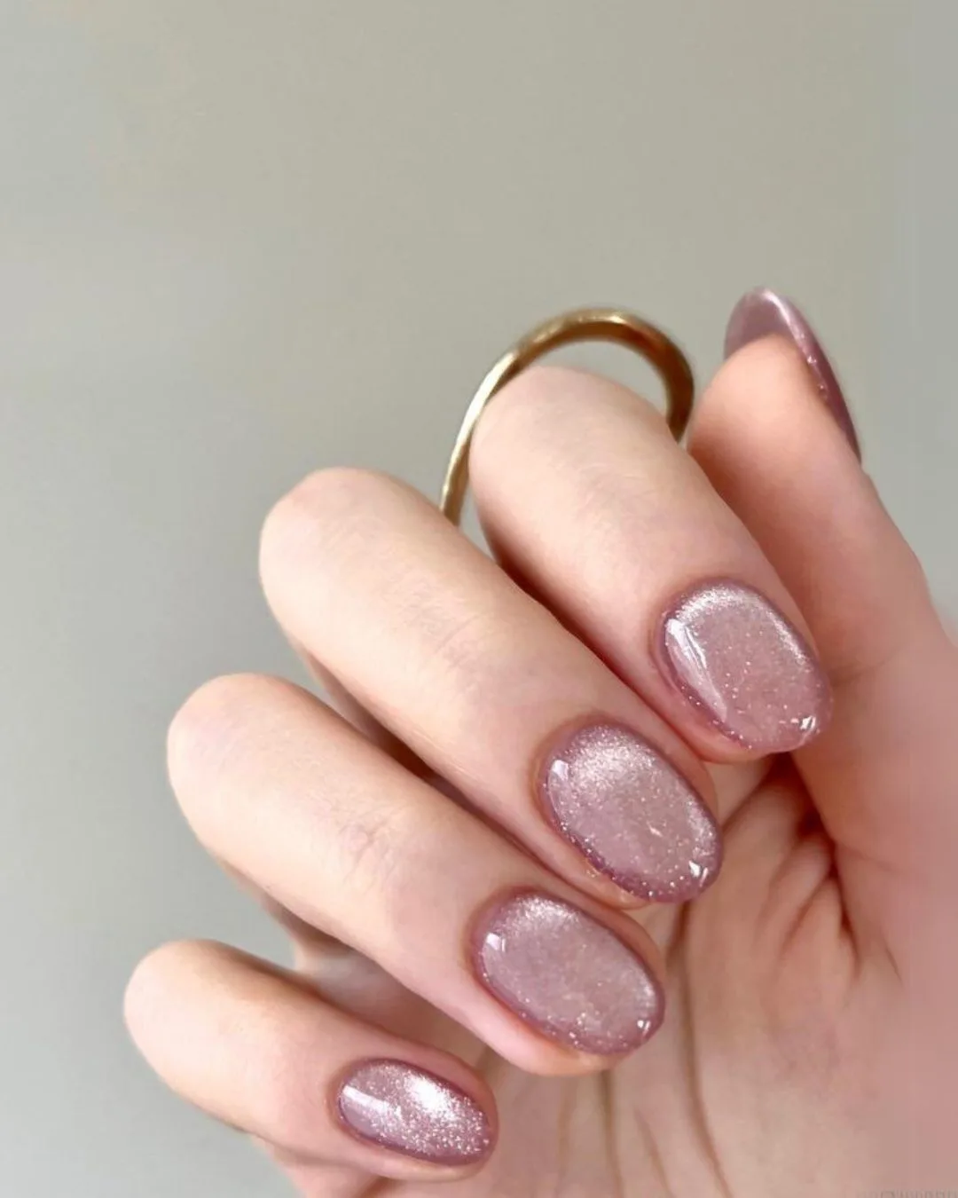 Rose gold nails with magnetic finish