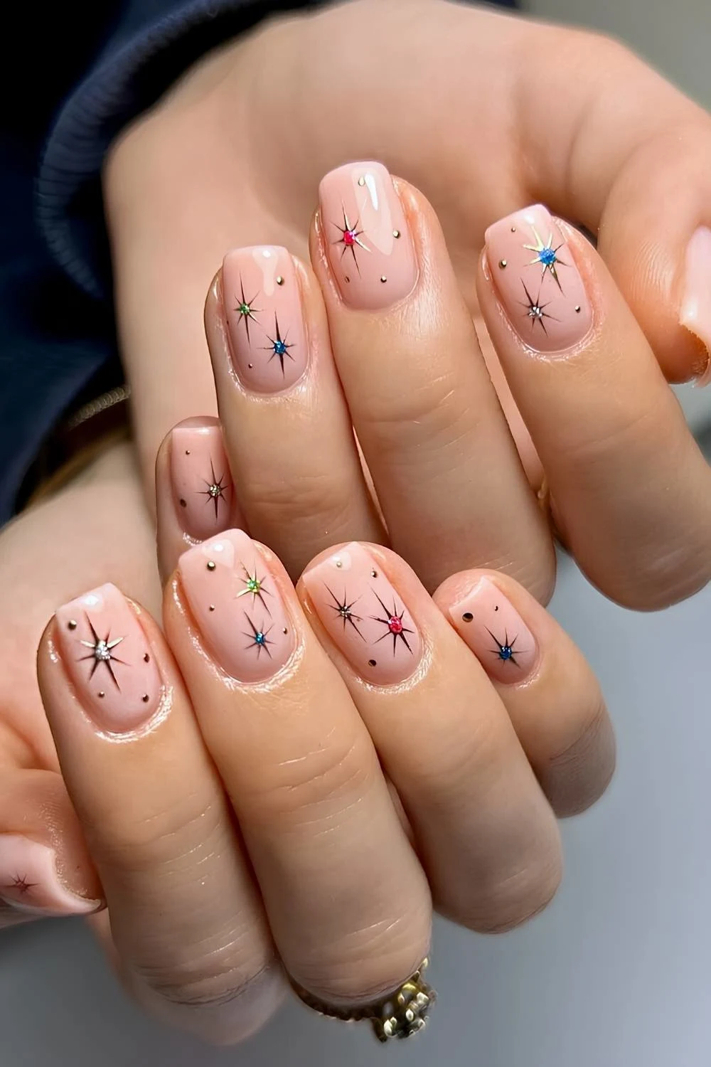 Short Christmas mani with stars and gems