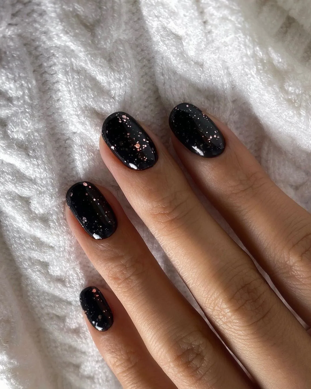 Short black nails with gold glitter