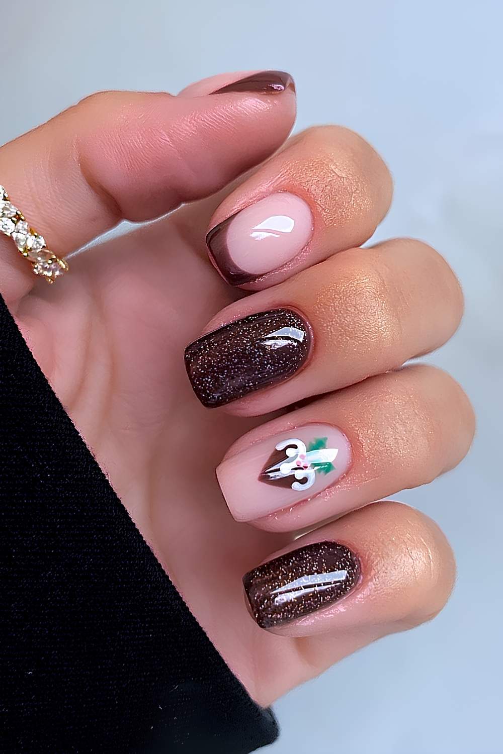 Short brown nails with Christmas pudding art
