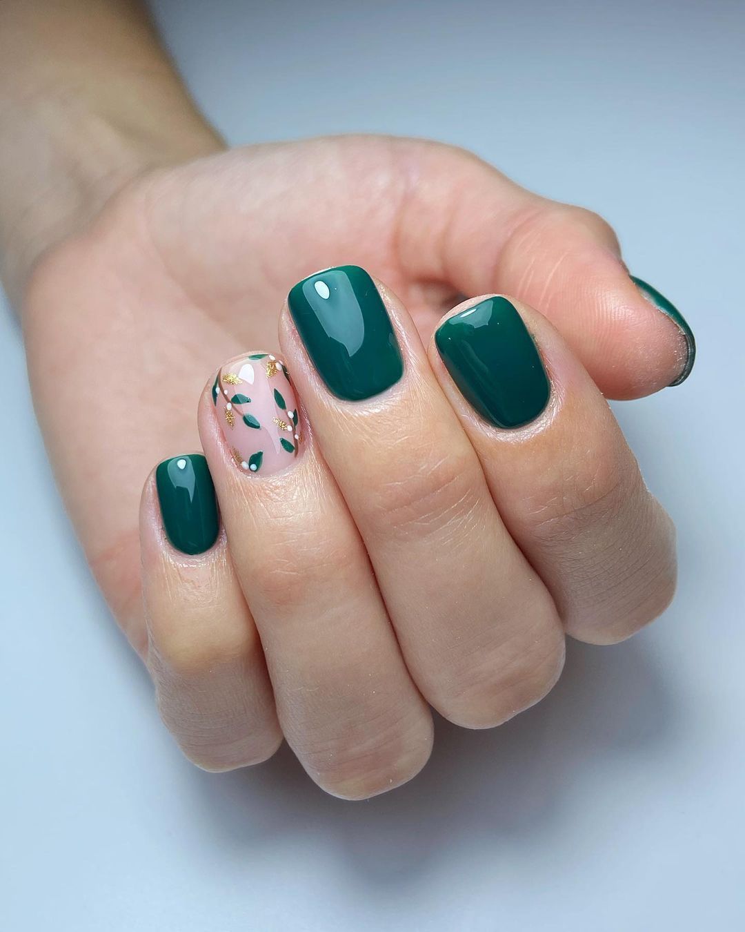 Short emerald nails with mistletoe accent nail