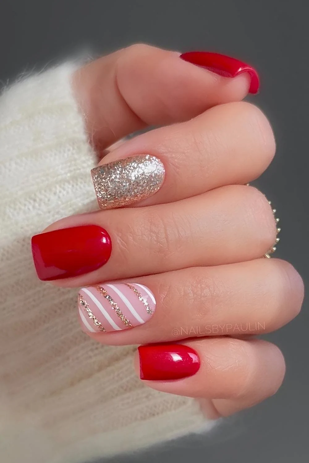 Short gold and red Christmas nails