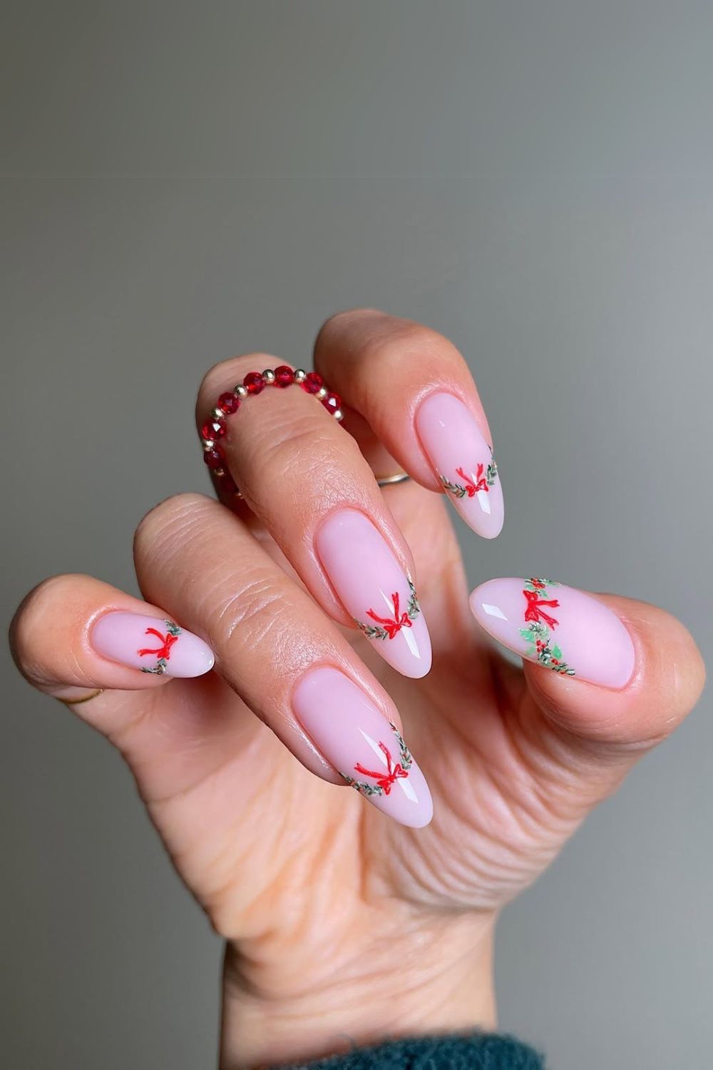 Christmas garland motives on pink nails