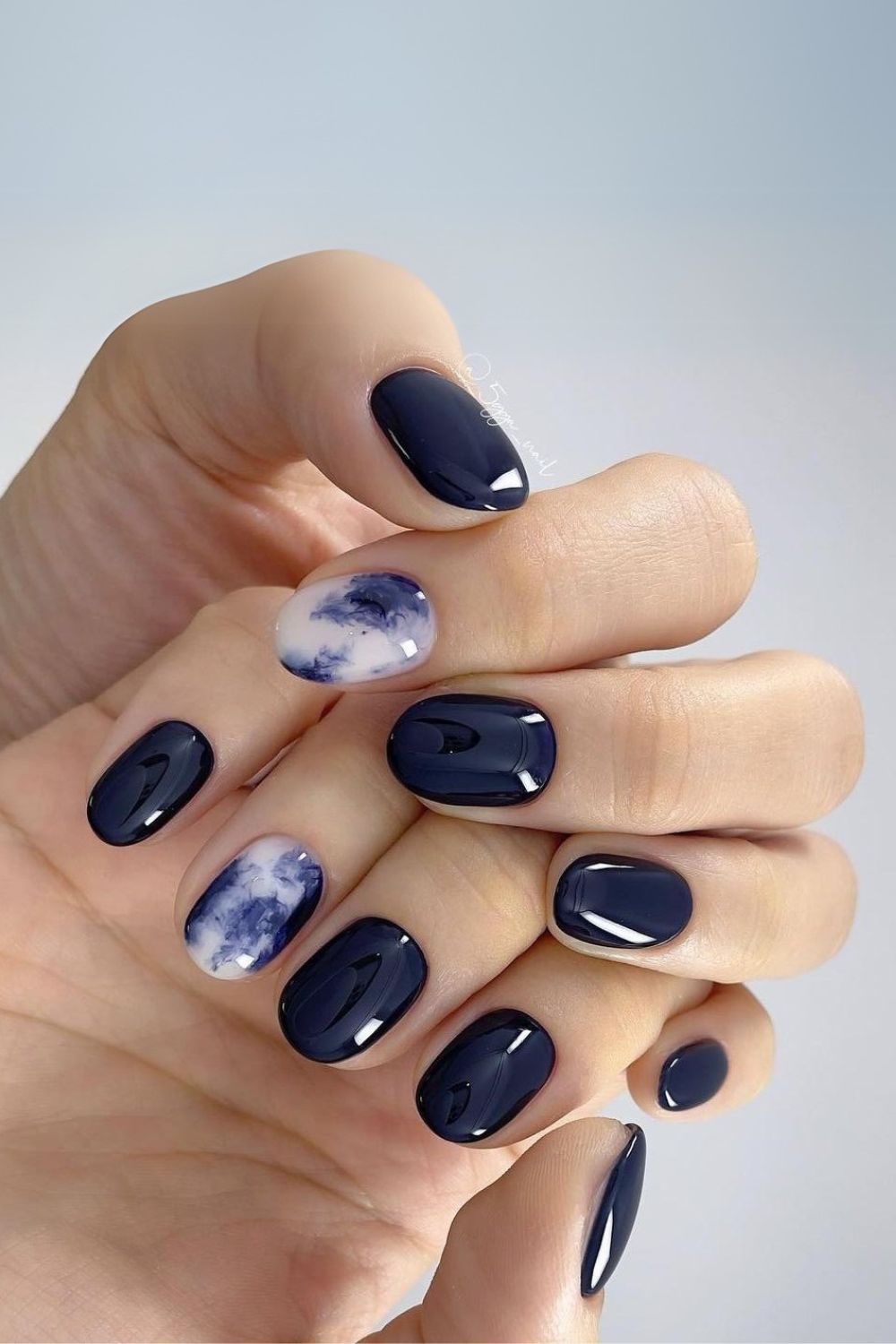 Dark blue mani with marble accent nails