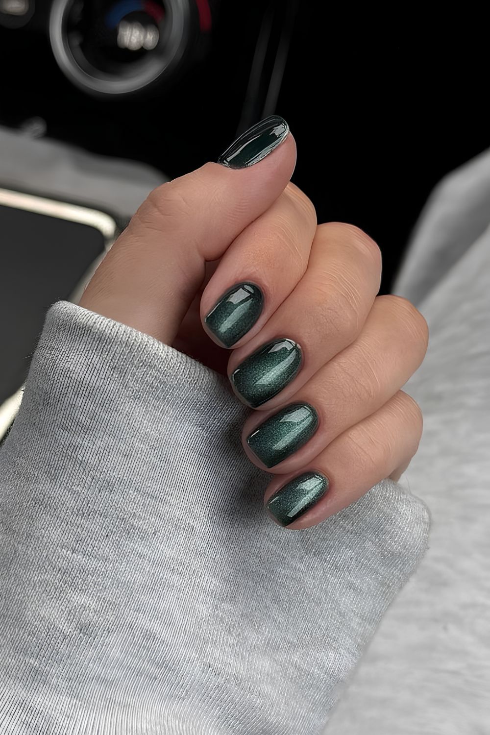 Dark green cat-eye effect mani