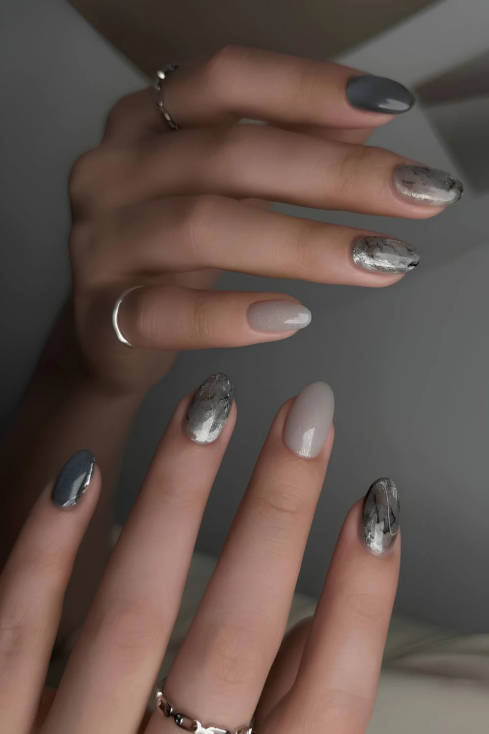 Gray marble-effect manicure