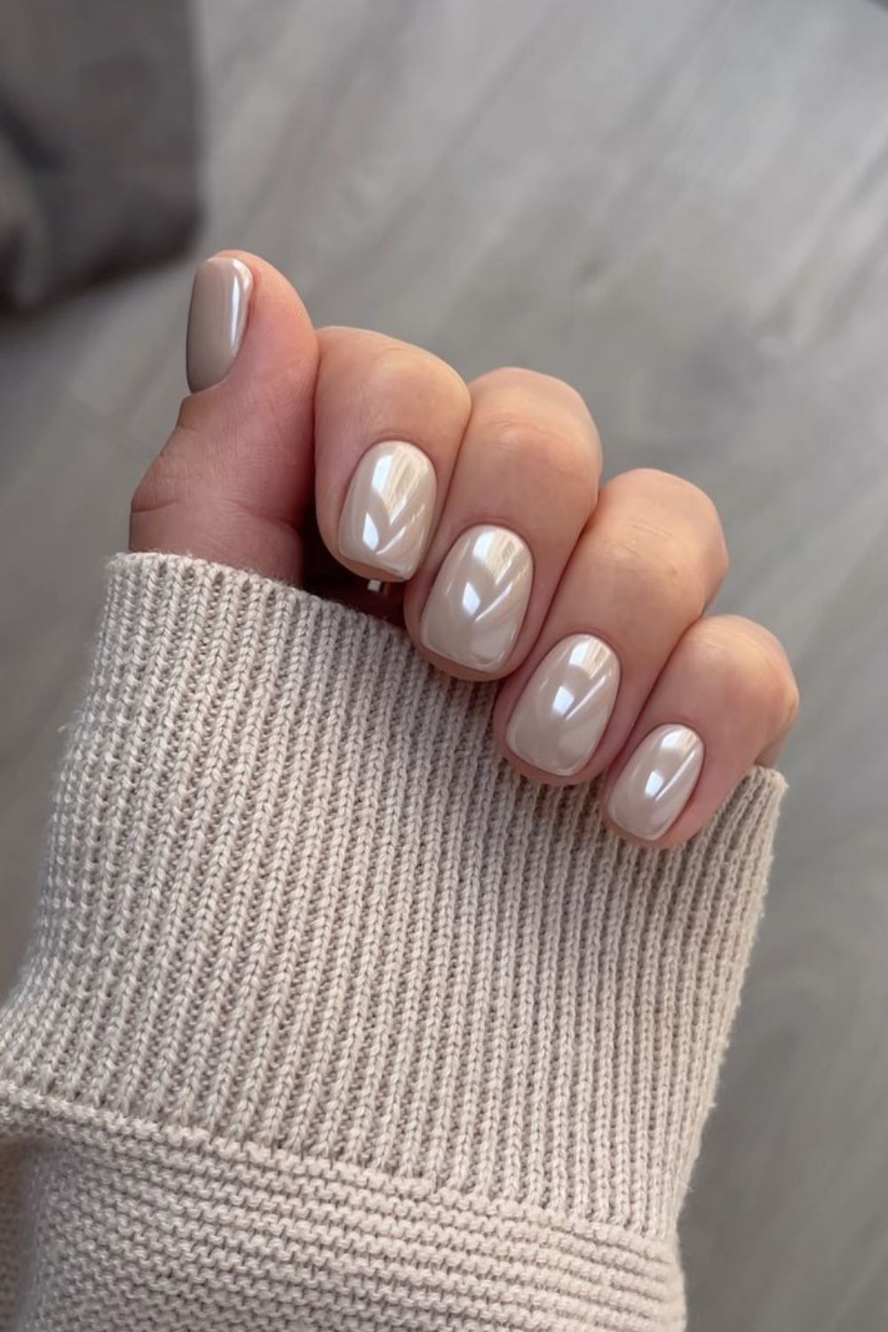 Neutral chrome effect manicure