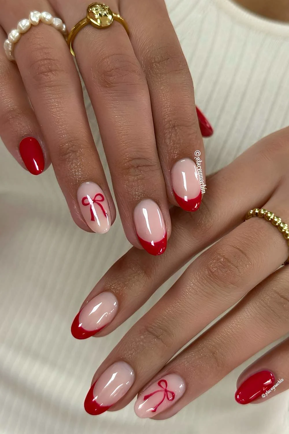 Red winter nails with bow art