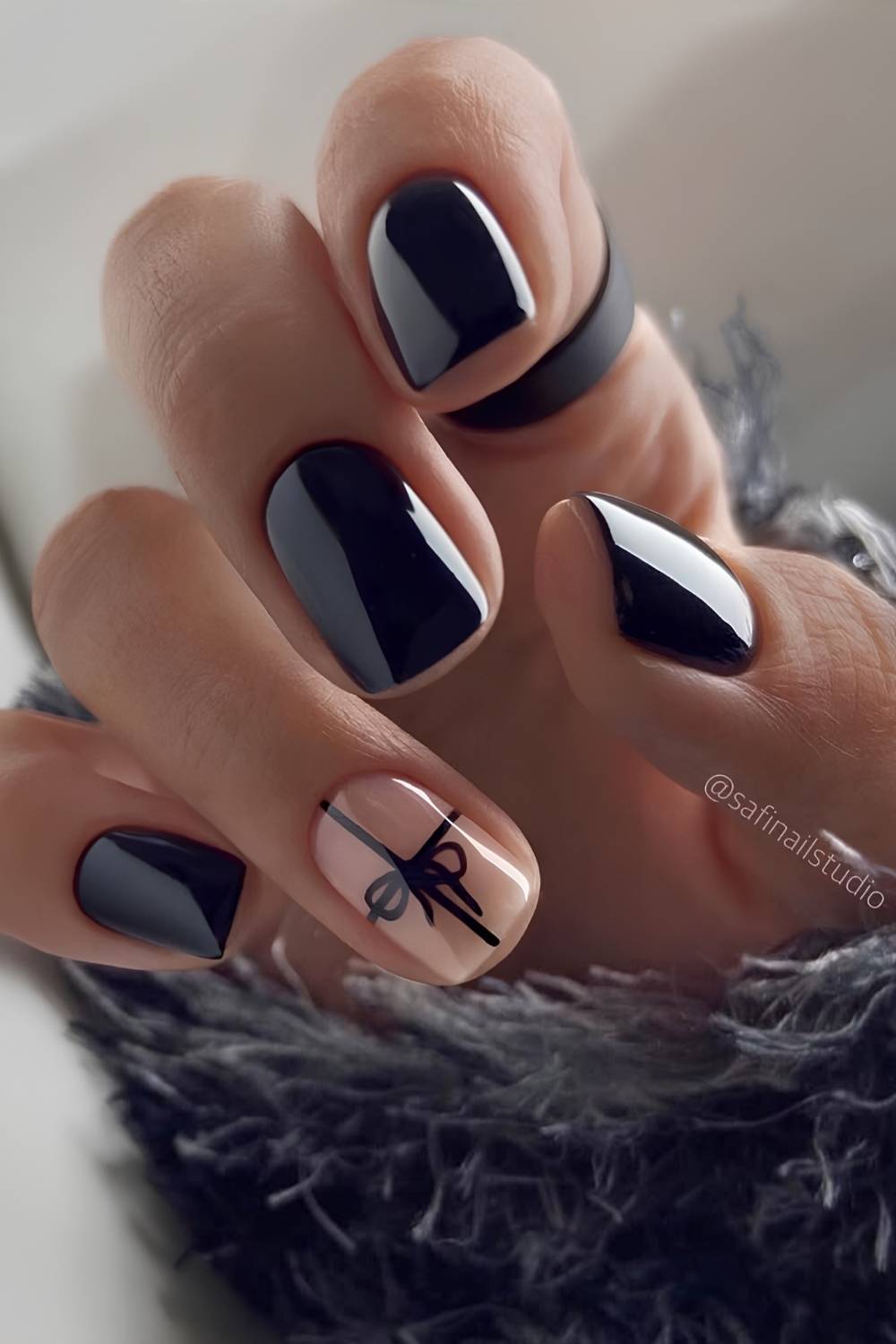 Short black Christmas mani with gift bow art