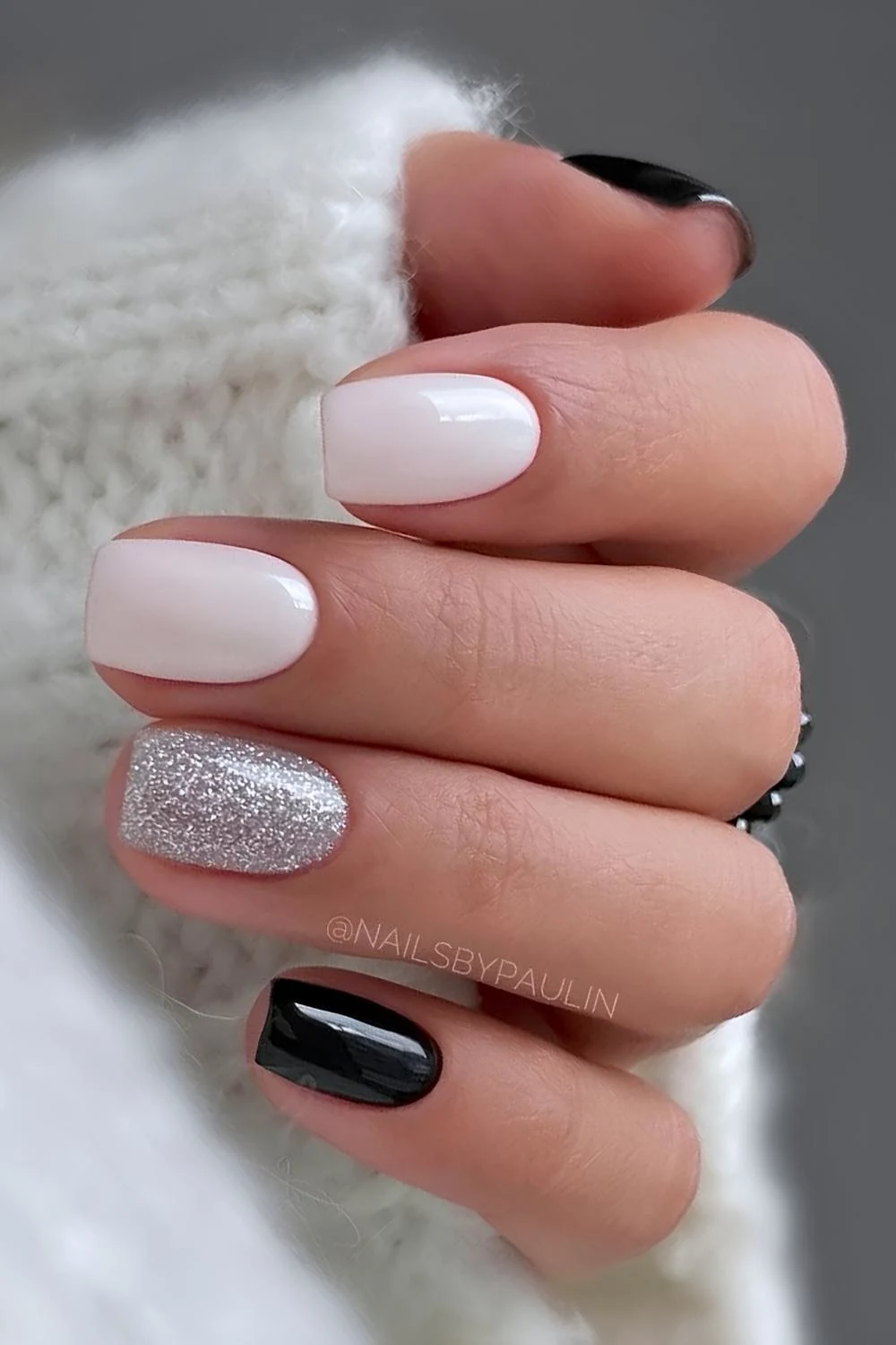 Short black and white nails with glitter