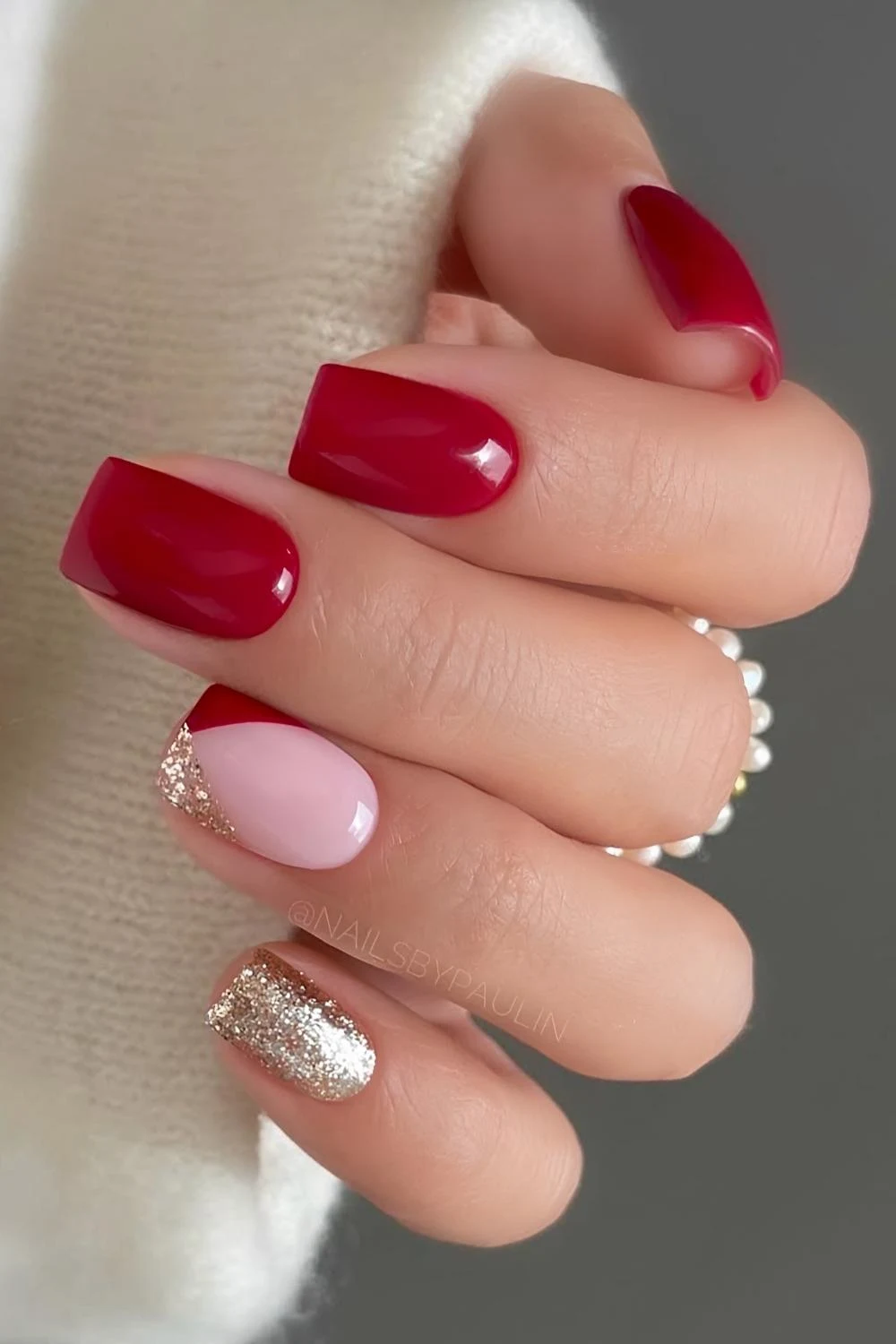 Short red nails with gold glitter details