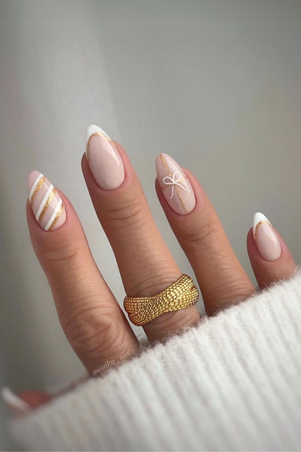 White and gold Christmas nails