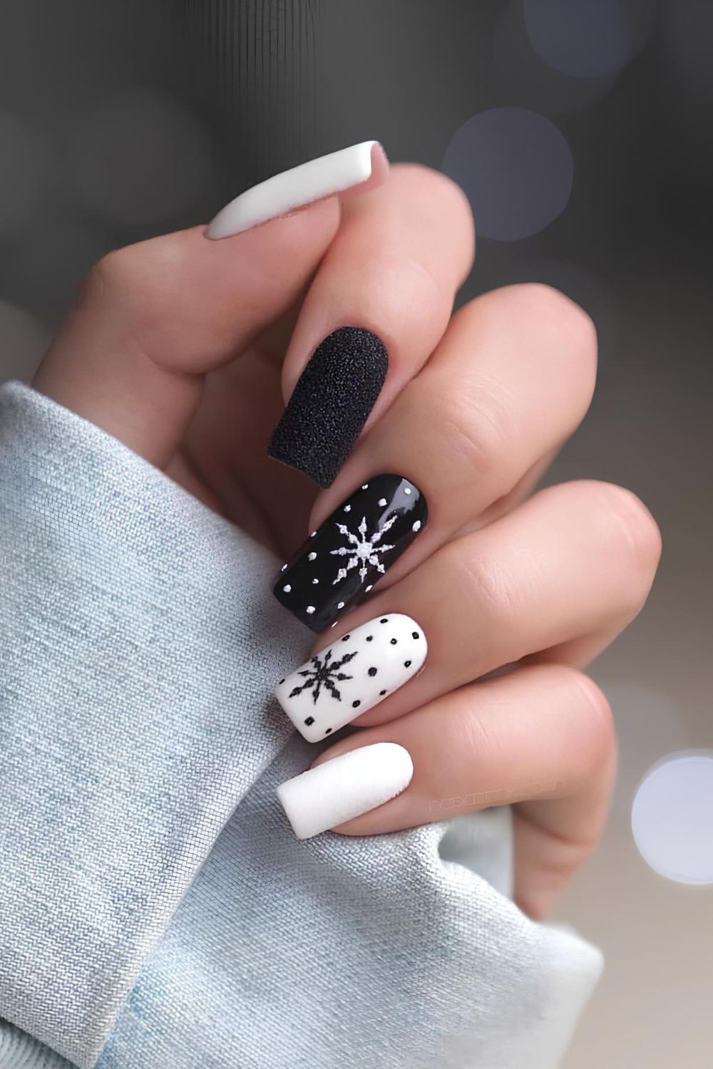 Black and white snowflake manicure