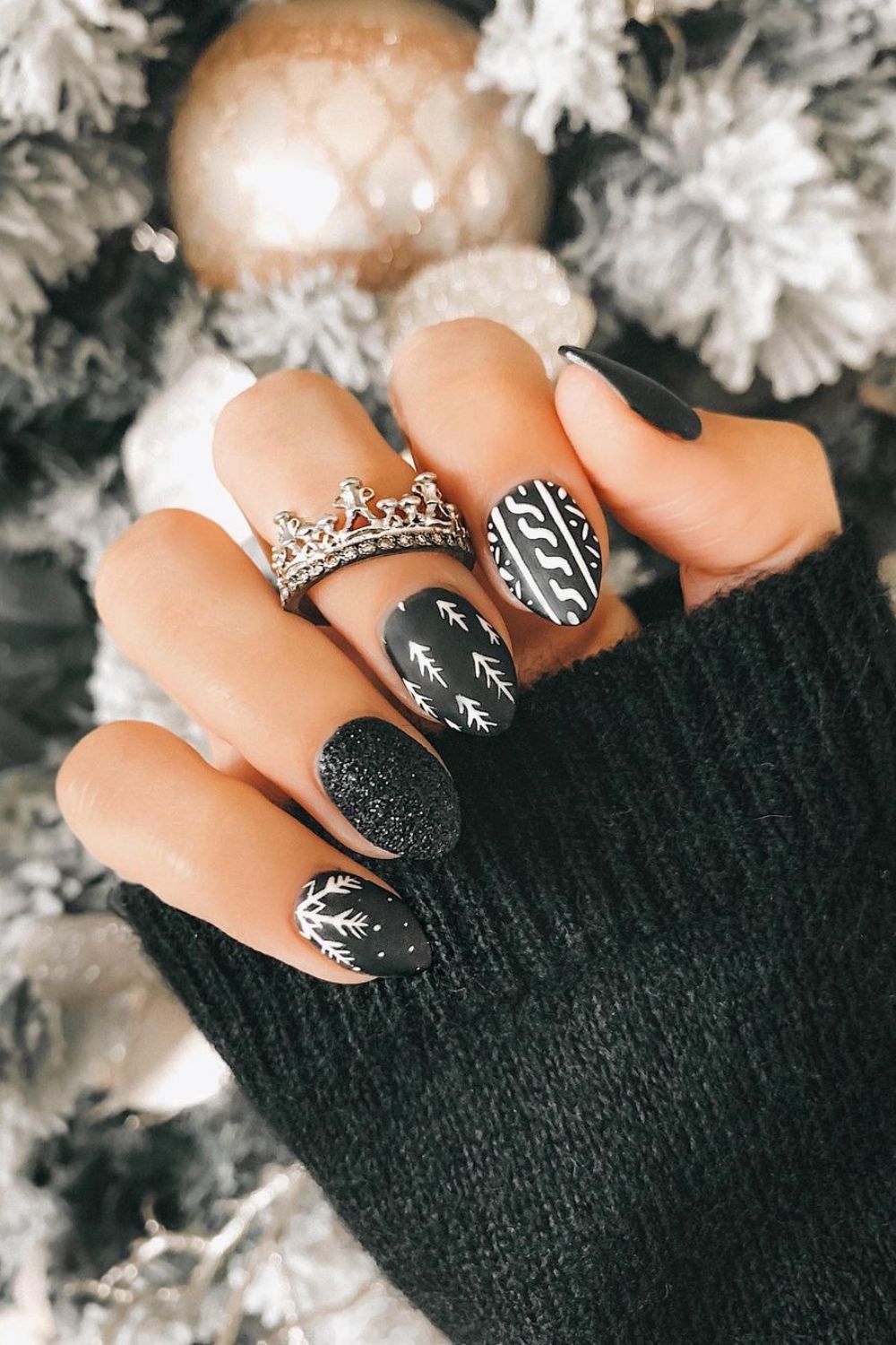 Black nails with Christmas pattern art