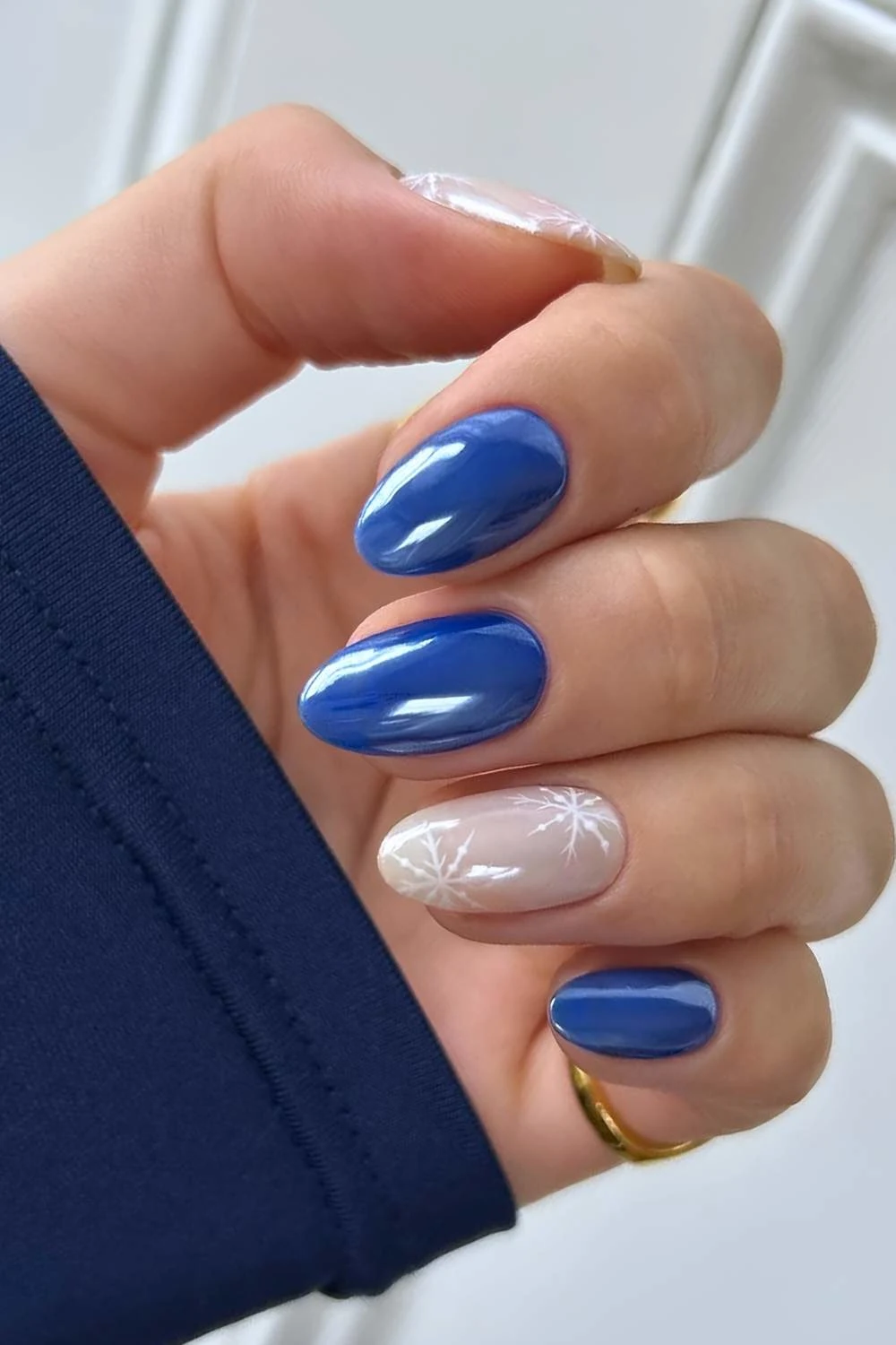 Blue Christmas chrome manicure