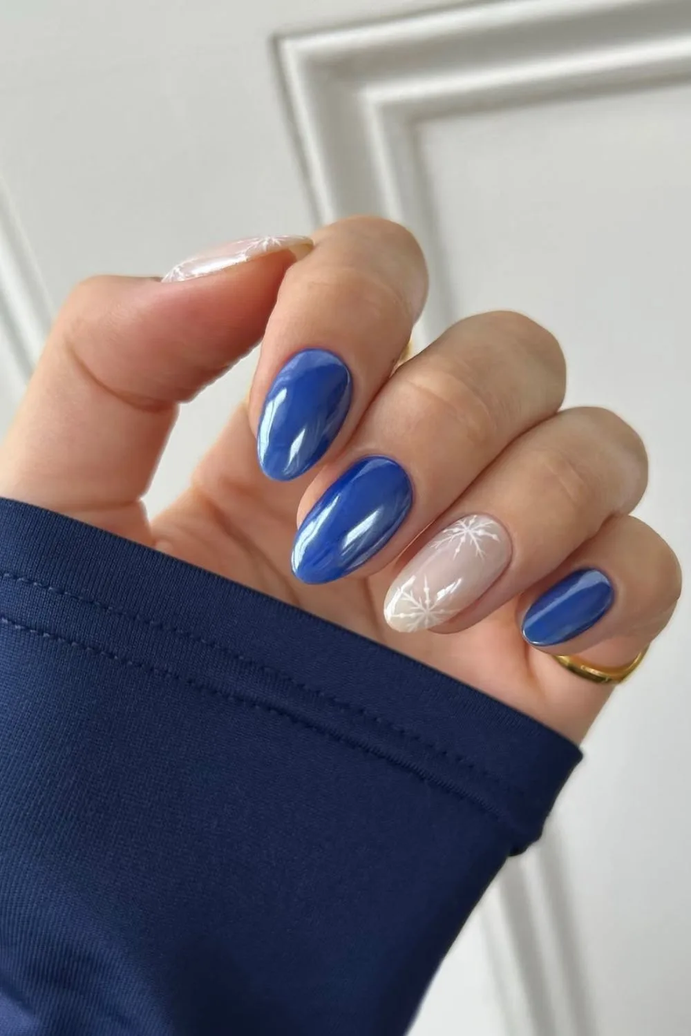 Blue and white chrome mani with snowflakes