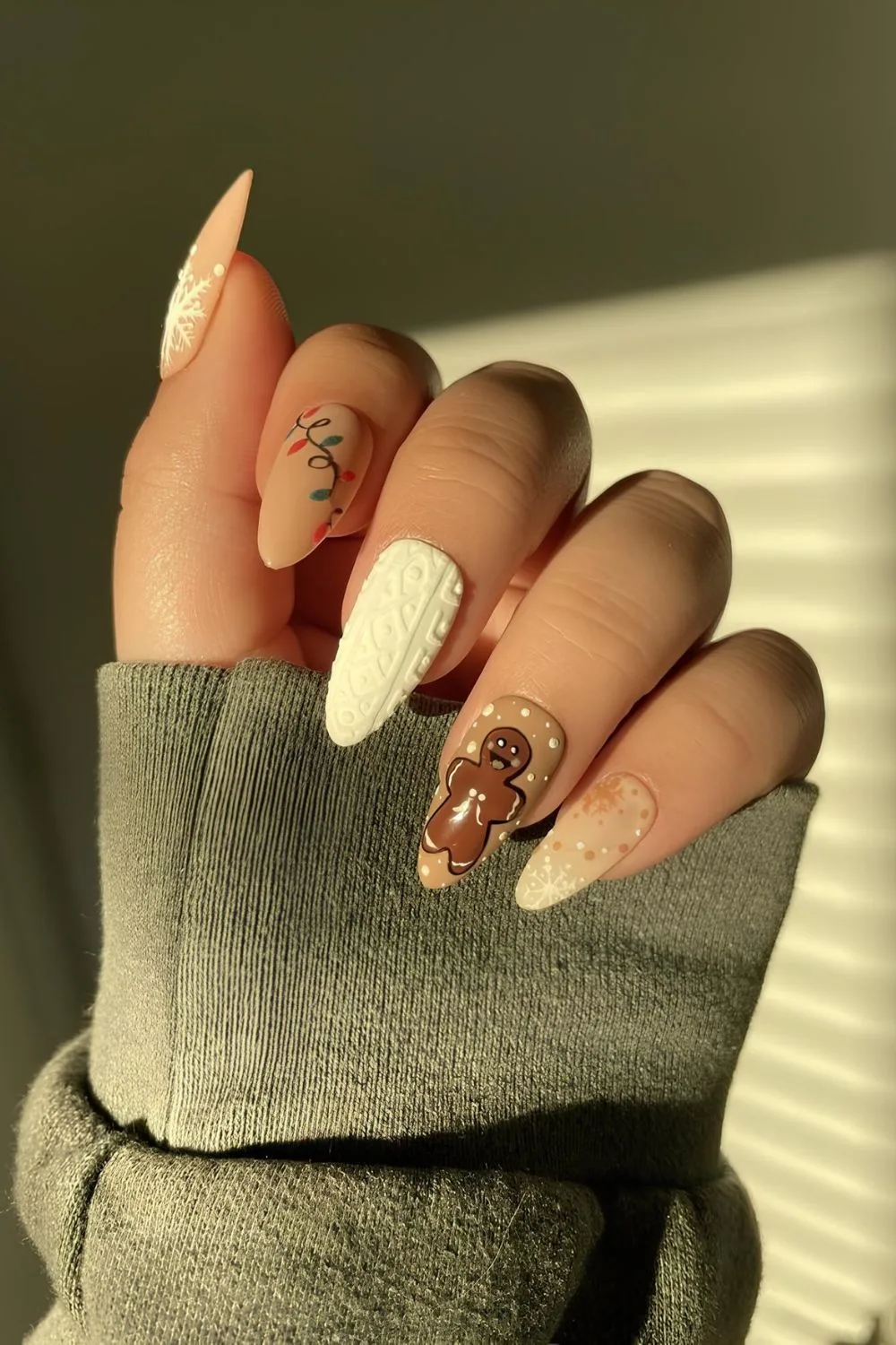 Brown and white gingerbread nails with christmas lights