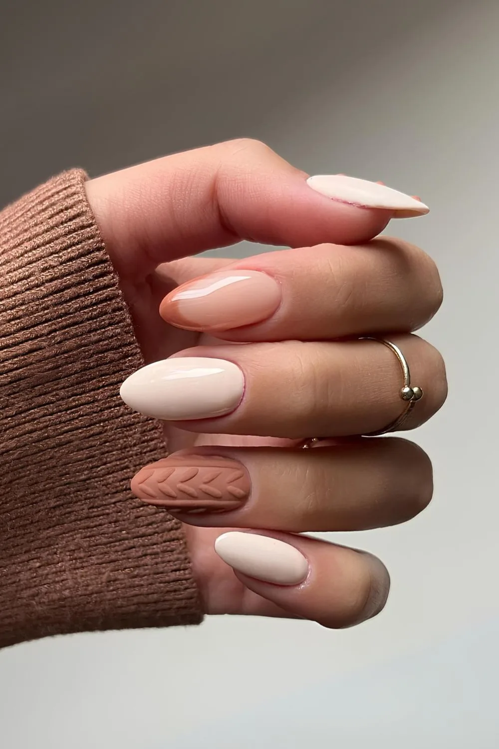 Brown and white nails with cable-knit pattern