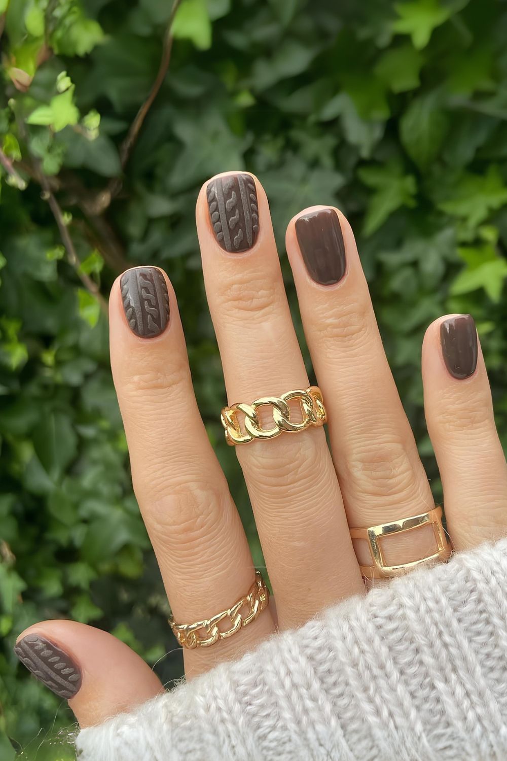 Brown nails with sweater pattern