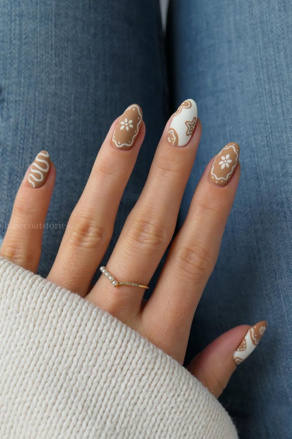 Caramel and white gingerbread design nails