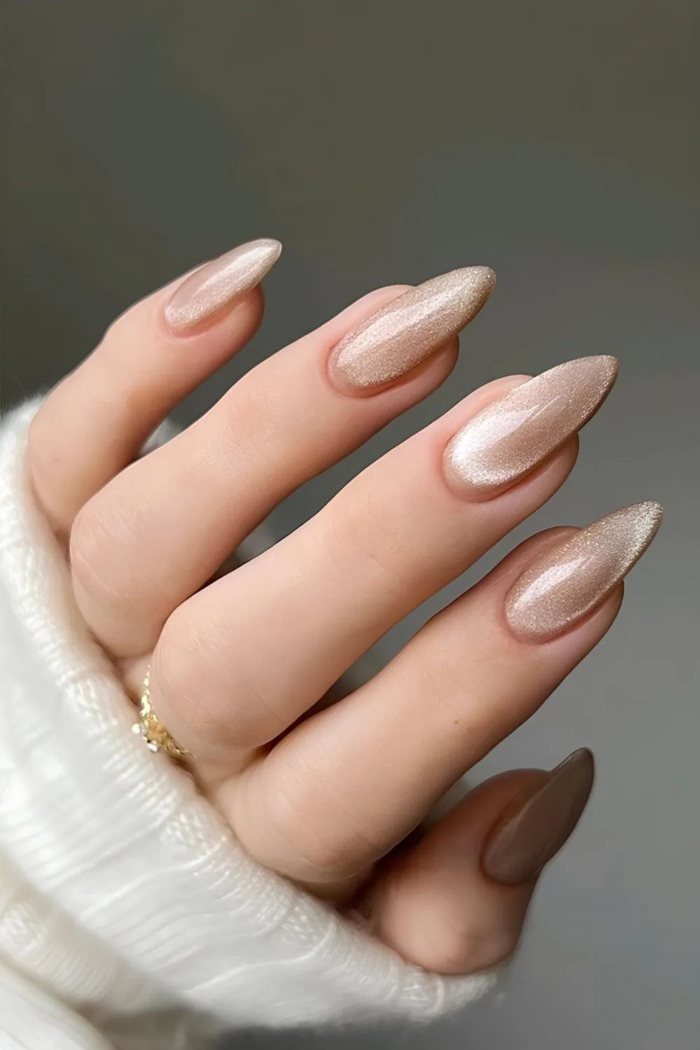 Cat eye effect champagne gold nails