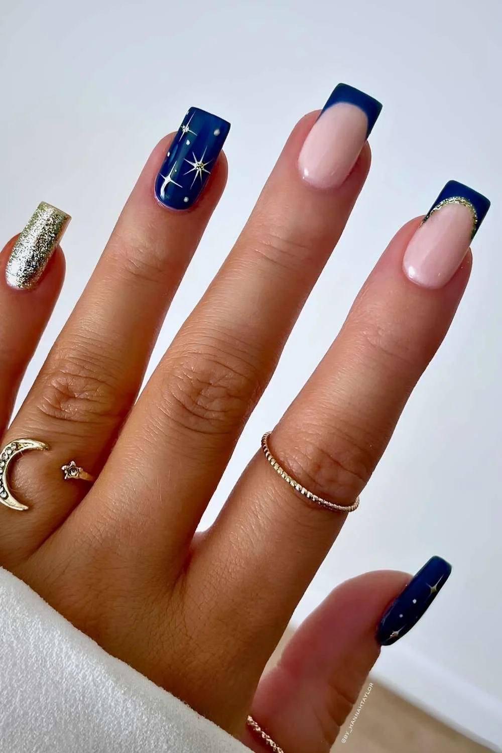 Dark blue Christmas mani with gold star art