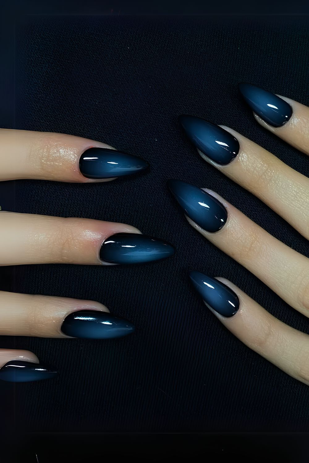 Dark blue aura-effect Mani