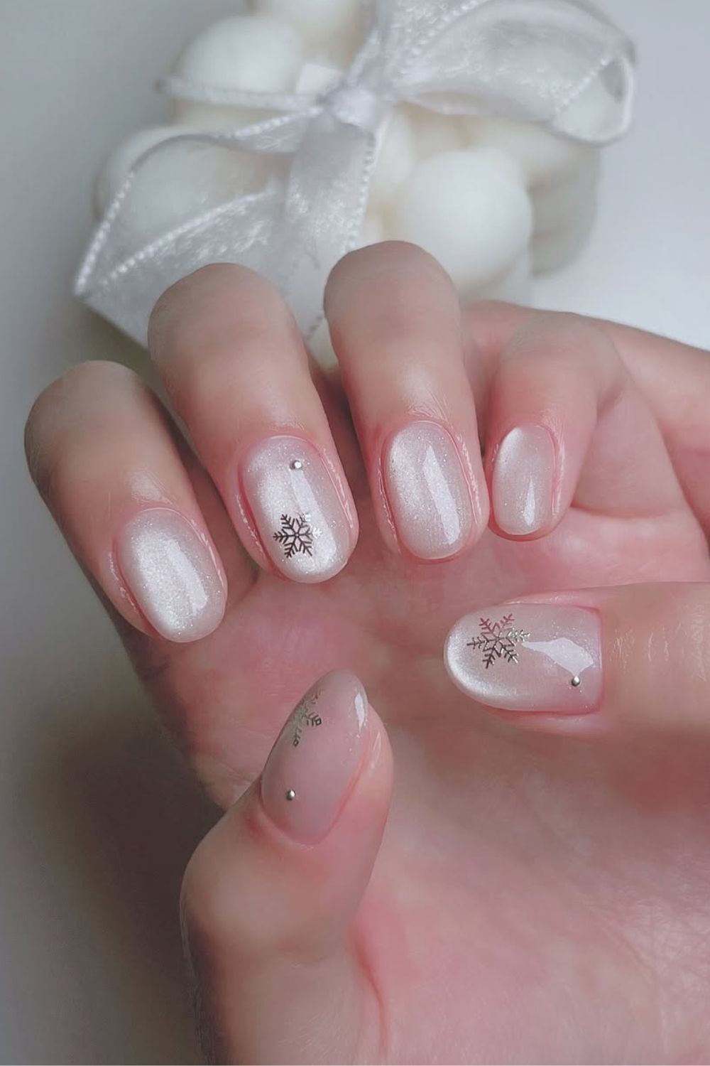 Glass-effect nails with snowflakes