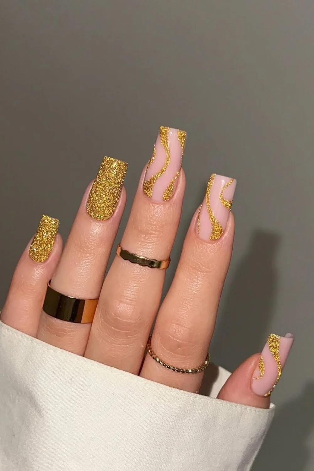 Gold refelctive nails with swirls