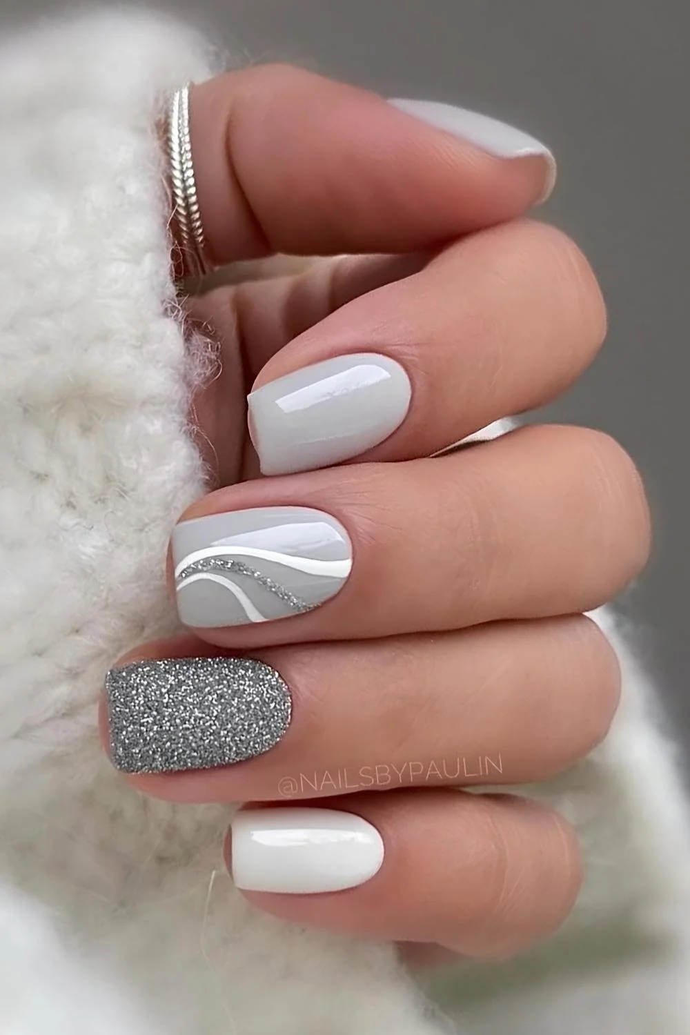 Gray mani with glitter and line art