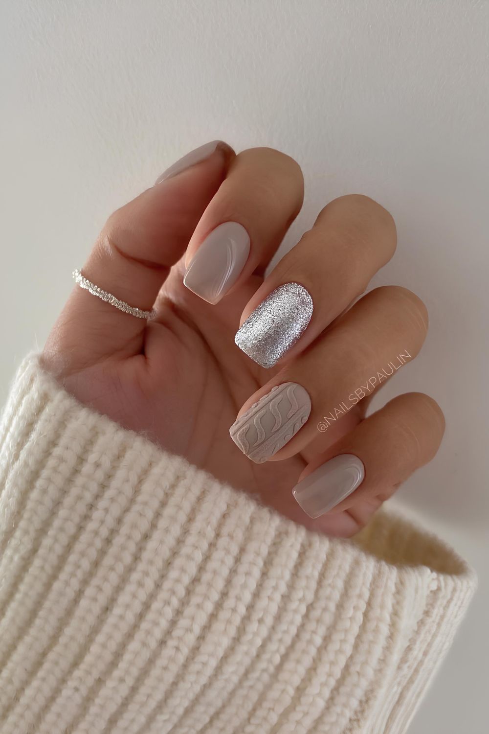 Gray manicure with glitter and sweater pattern