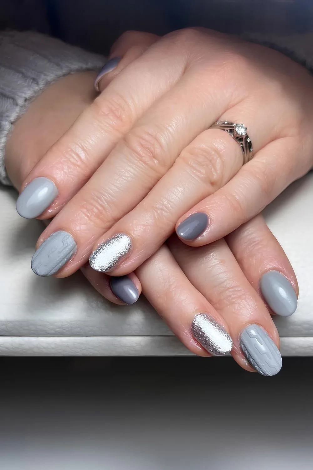 Gray nails with glitter and sweater pattern