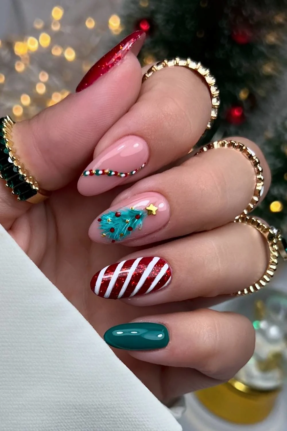 Green and red mani with christmas motifs