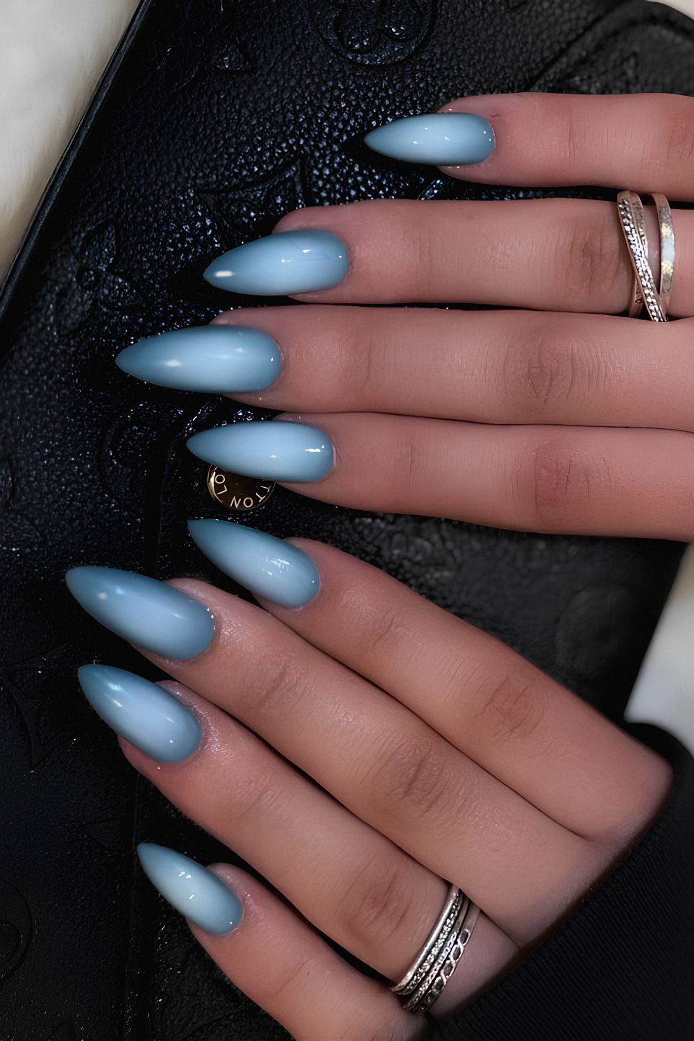 Light blue aura-effect mani