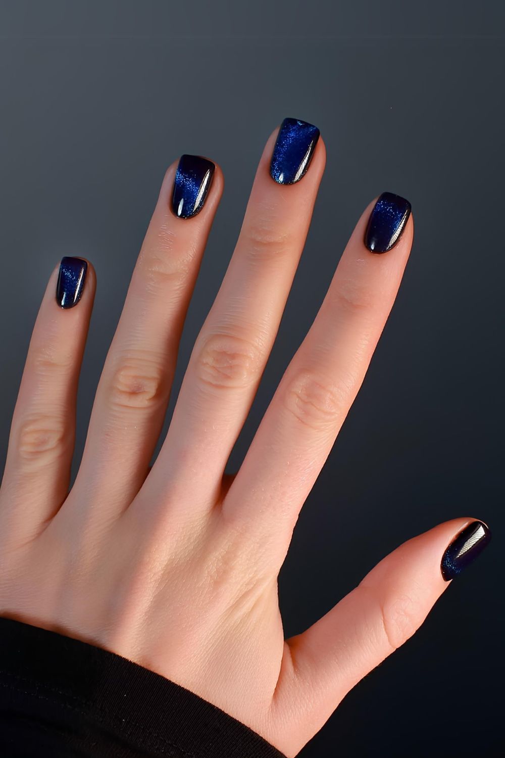 Navy blue cat-eye effect mani