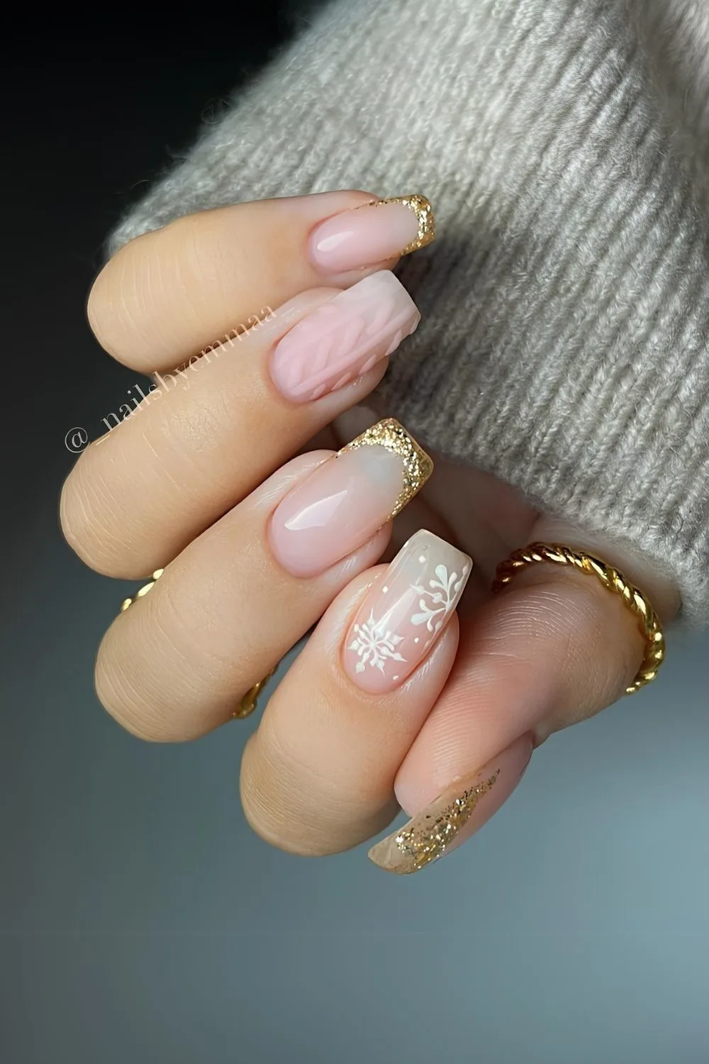 Nude nails with cable knit pattern and gold glitter