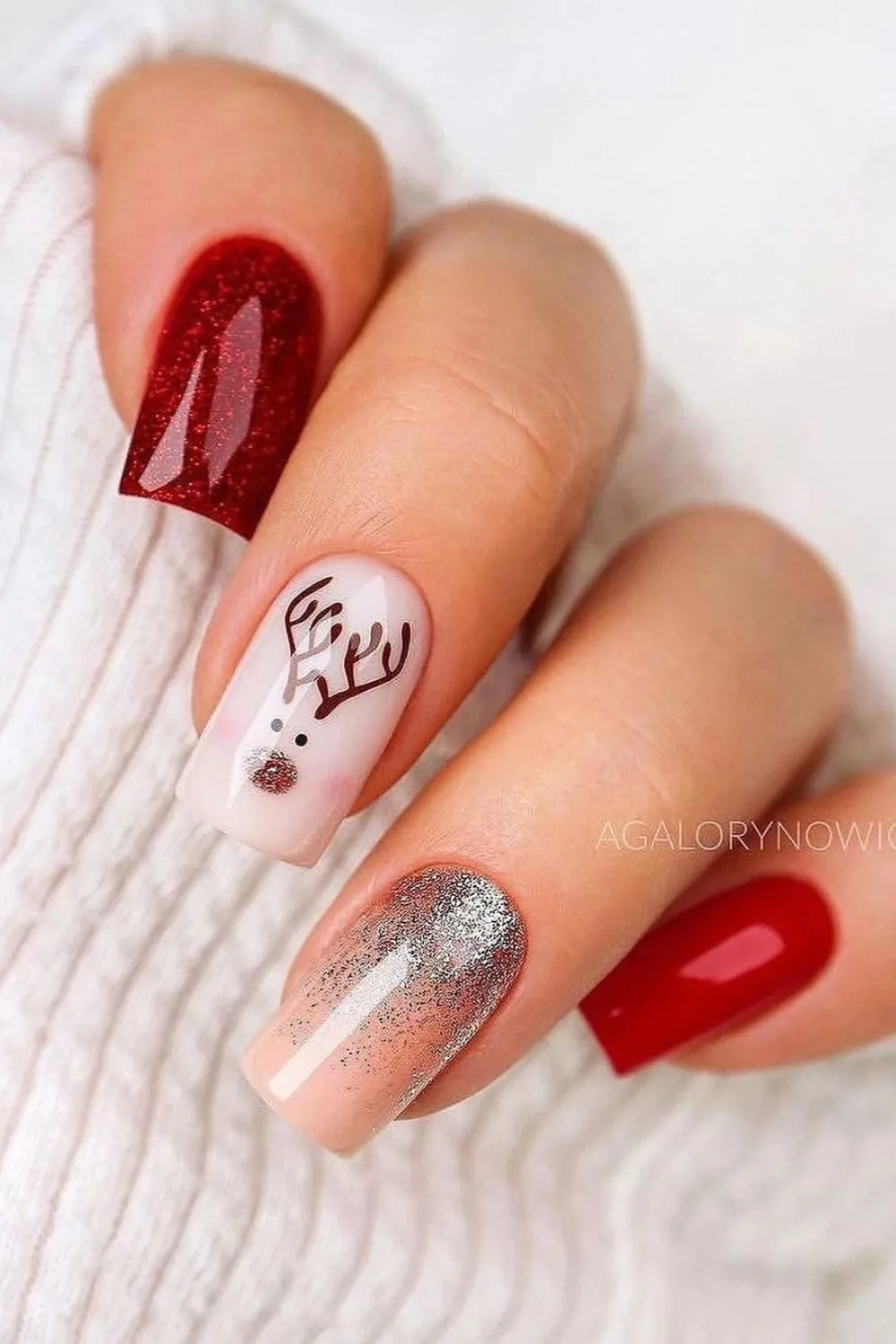 Red and beige glitter nails with reindeer accent