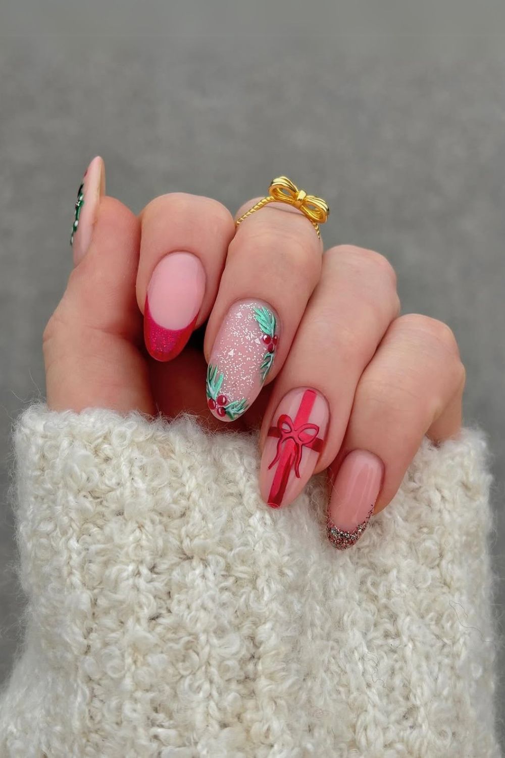 Red and green nails with gift bow art