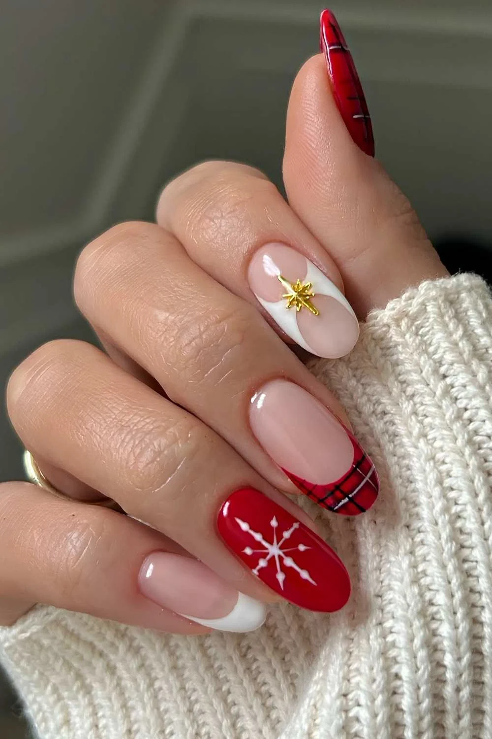 Red and white nails with Christmas motifs