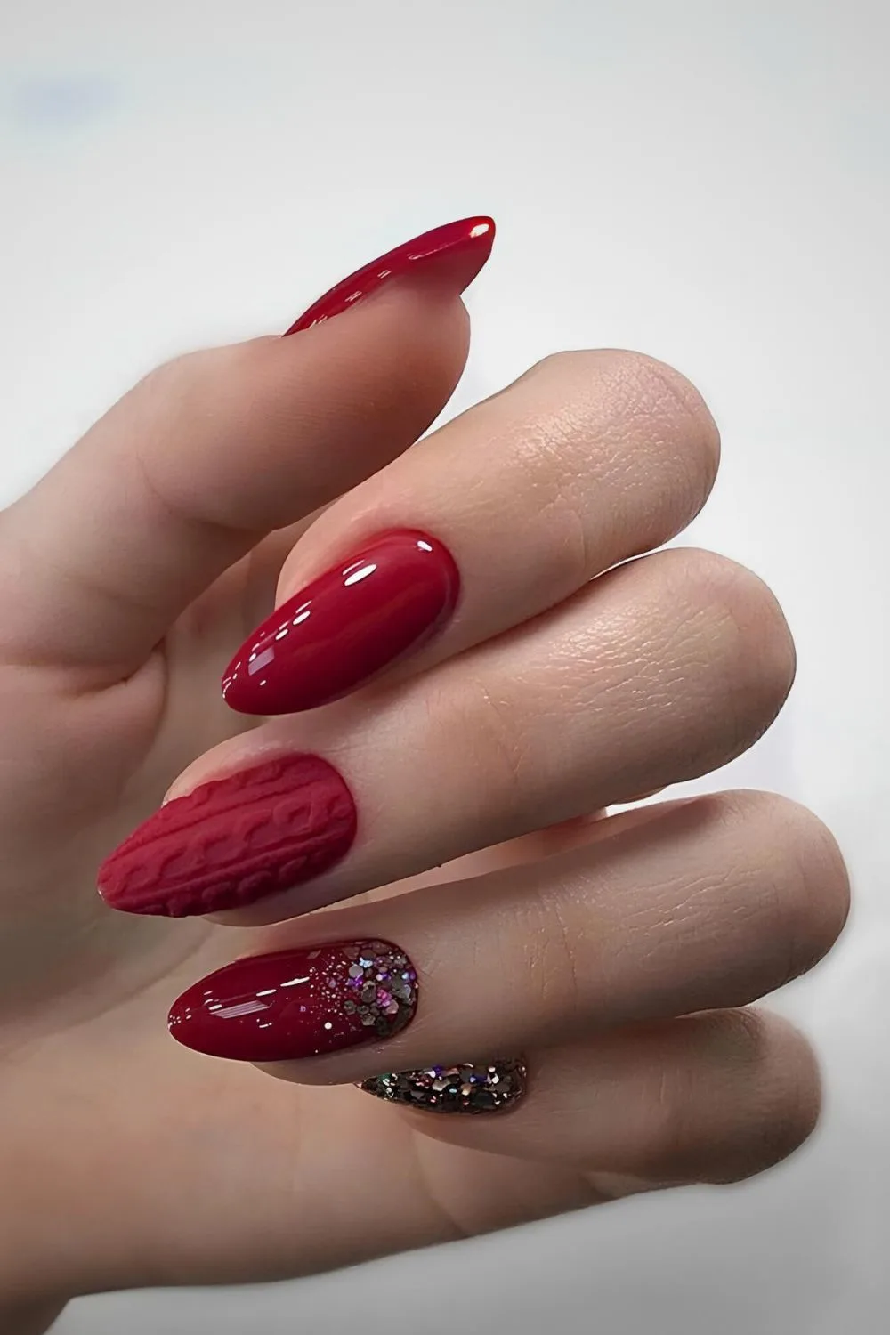 Red mani with glitter and sweater pattern art