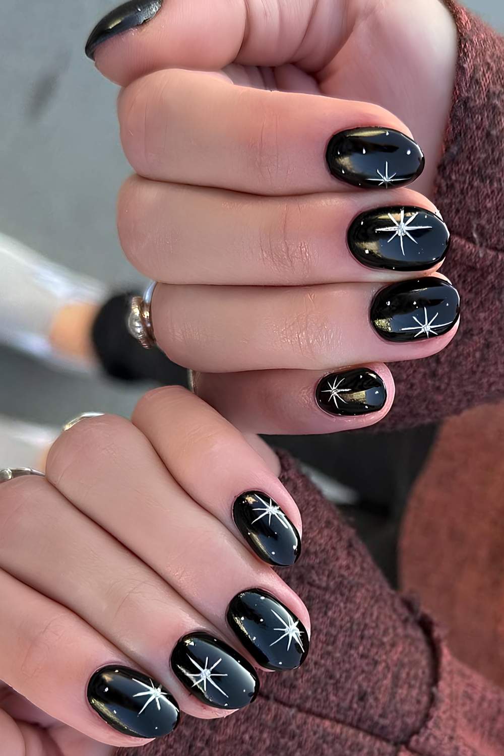 Short black nails with gold stars