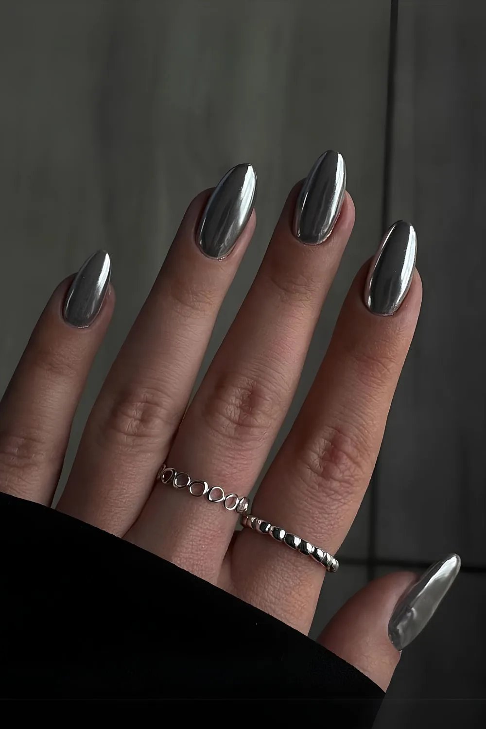 Solid silver chrome-effect manicure