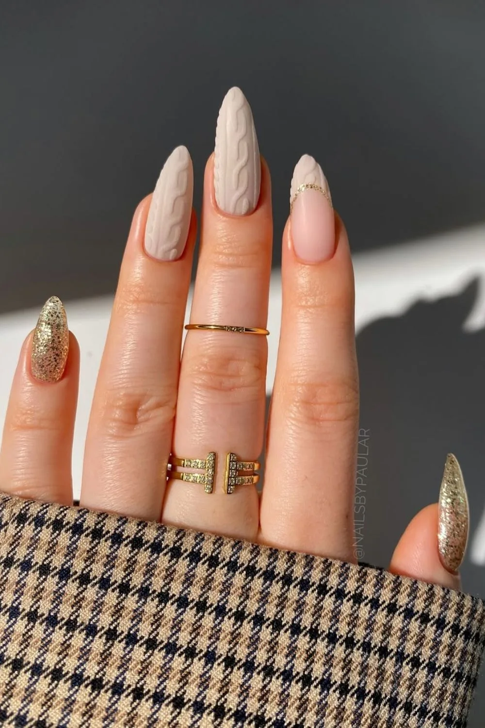 Sparkly gold nails and matte beige sweater pattern nails