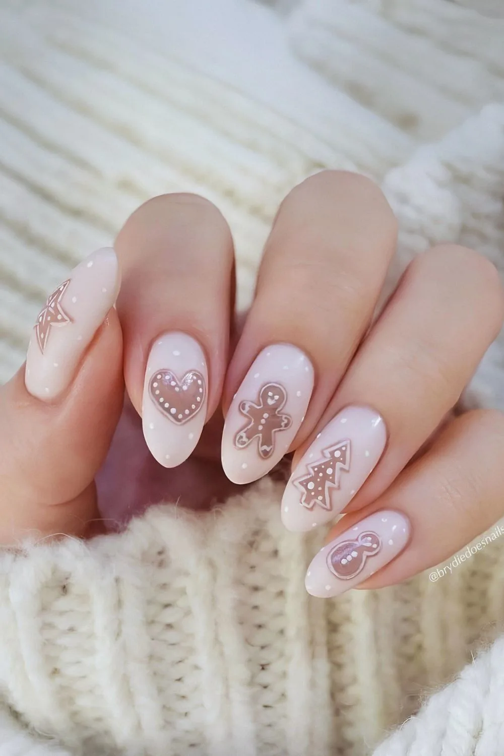 White nails with gingerbread accents