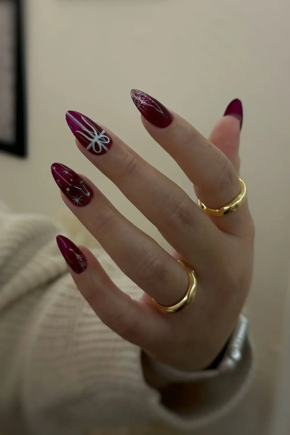 Wine red nails witrh festive Christmas accent